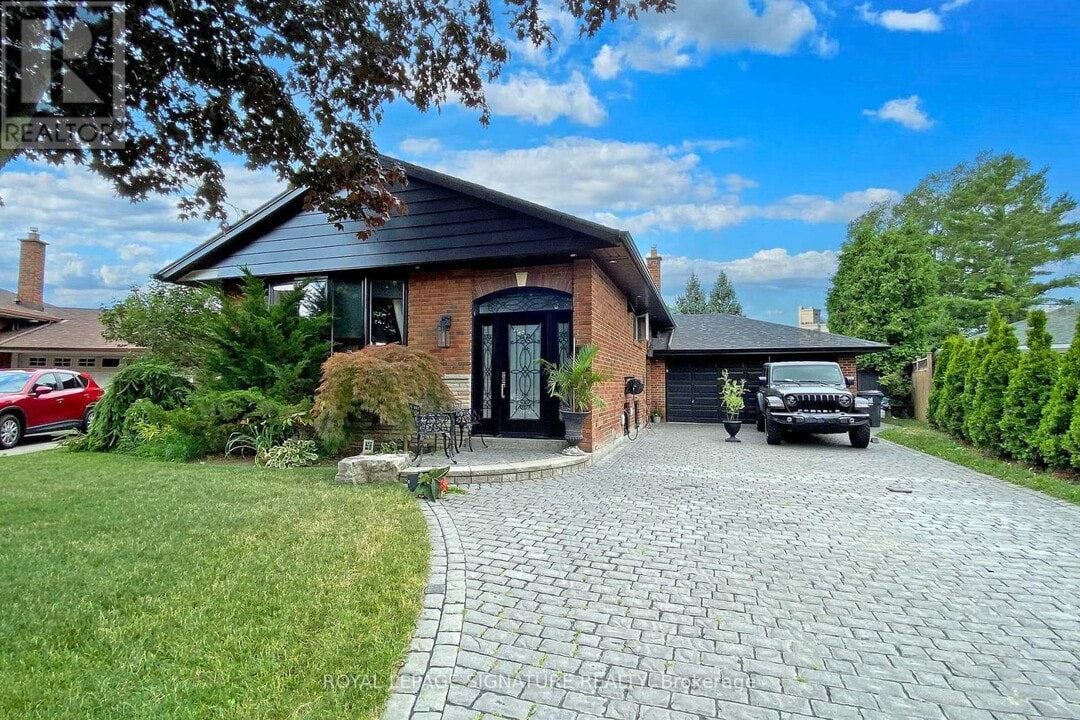 12 Daleside Crescent in Toronto, ON - Building Photo