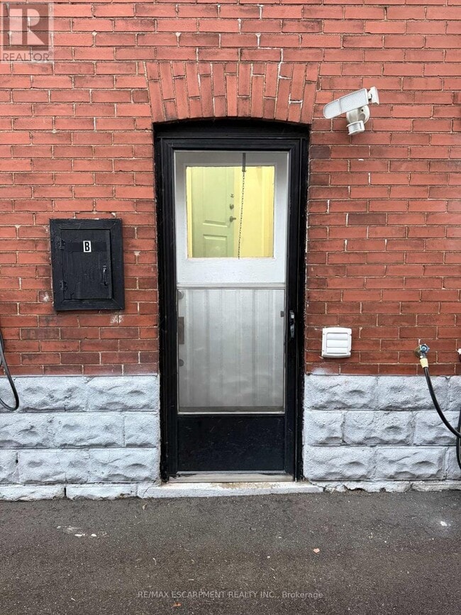 22 Graham Ave N in Hamilton, ON - Building Photo - Building Photo