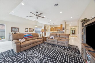416 Twin Timbers Ln in Kemah, TX - Building Photo - Building Photo