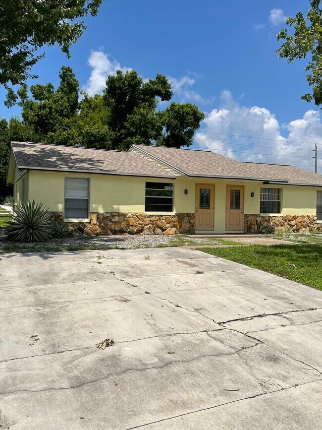 12337 Buffing Rd, Unit B in Port Charlotte, FL - Foto de edificio - Building Photo