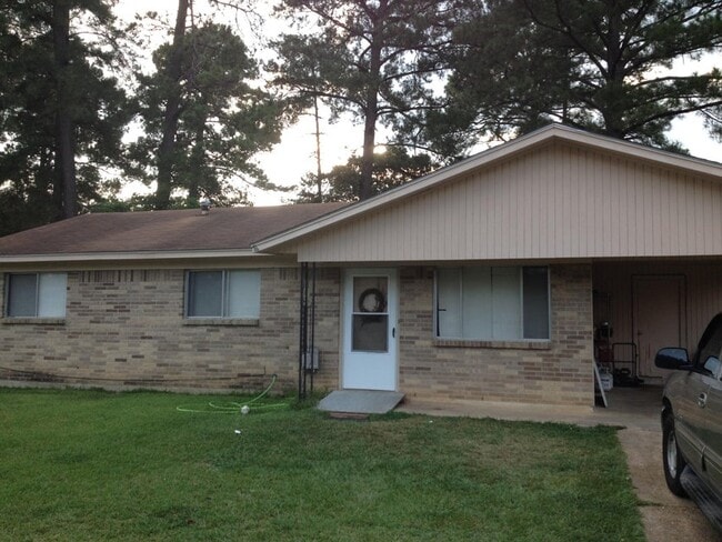 311 Ivy St in New Llano, LA - Building Photo - Building Photo