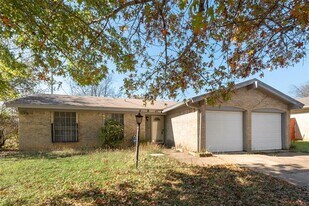 6924 Margaret Dr in Forest Hill, TX - Building Photo