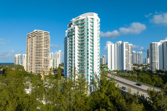 The Parc at Turnberry in Aventura, FL - Building Photo - Building Photo