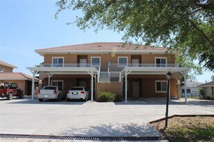 607 SE 13th Pl in Cape Coral, FL - Building Photo