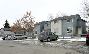 62 Templemont Rd NE in Calgary, AB - Building Photo - Building Photo