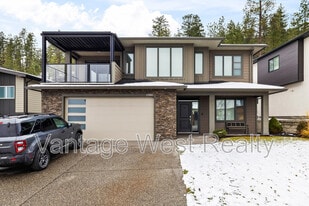 2580 Crown Crest Dr in West Kelowna, BC - Building Photo