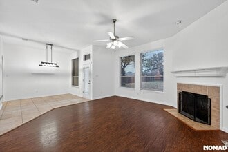 1020 Fair Oaks Dr in Grand Prairie, TX - Foto de edificio - Building Photo