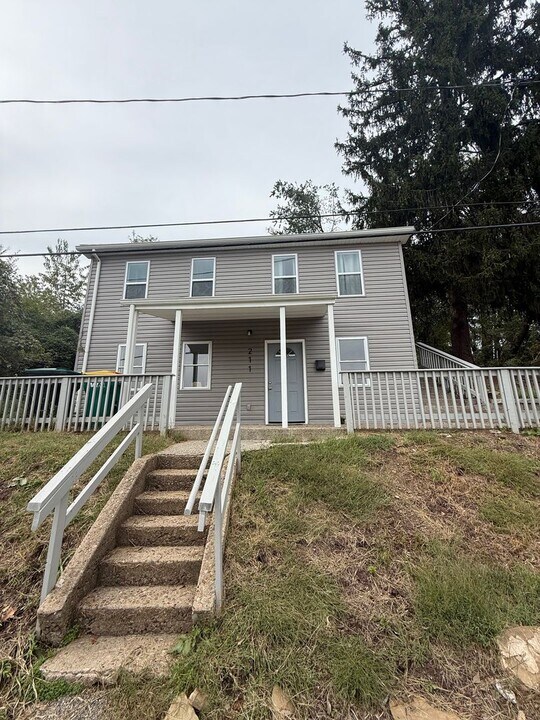 211 Oxford Ave in Pittsburgh, PA - Building Photo