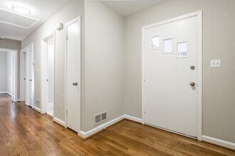 305 Old Ivy Rd NE in Atlanta, GA - Building Photo - Building Photo