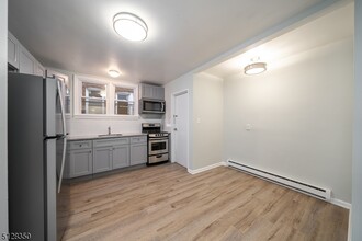 196 N Park St, Unit 1 in East Orange, NJ - Foto de edificio - Building Photo