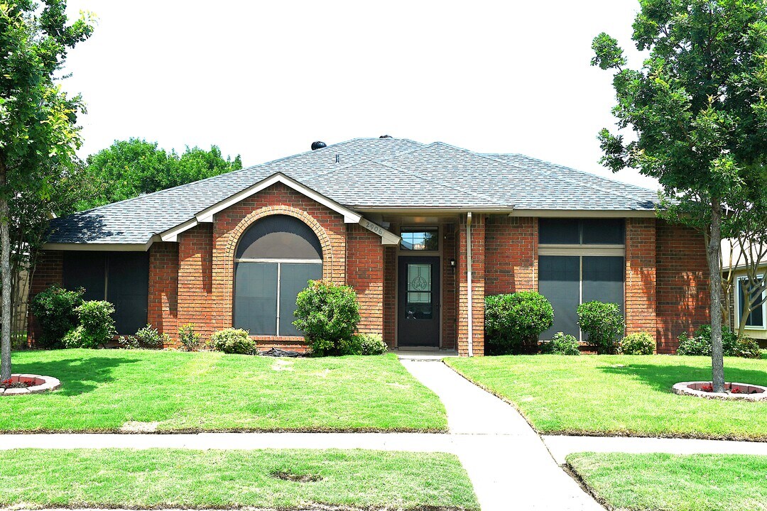 2906 Kingswood Dr in Garland, TX - Building Photo