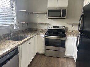 221 College View Dr in Rohnert Park, CA - Foto de edificio - Building Photo