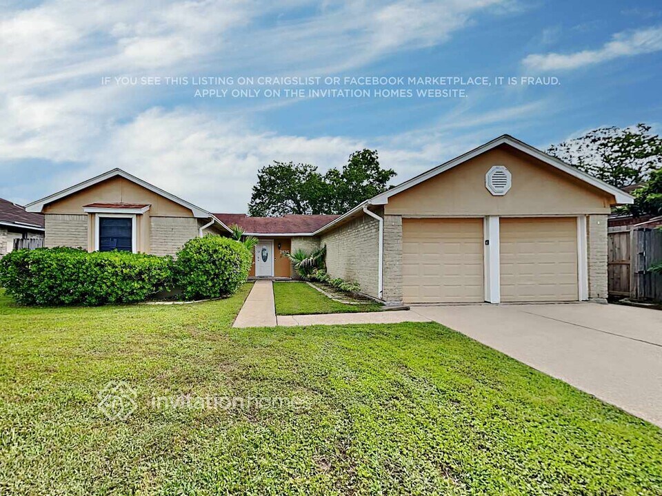 2835 Pilgrims Point Dr in Webster, TX - Building Photo