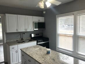 136 W Ridgewood Ct in San Antonio, TX - Foto de edificio - Building Photo