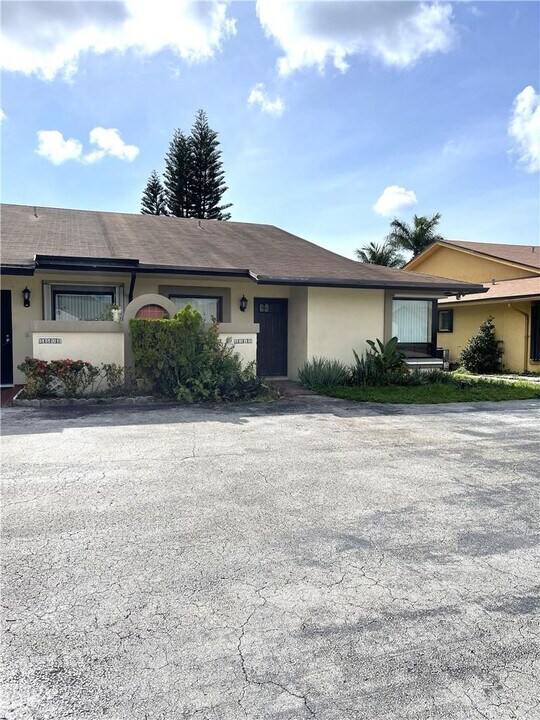 5512 N Park Rd in Fort Lauderdale, FL - Building Photo