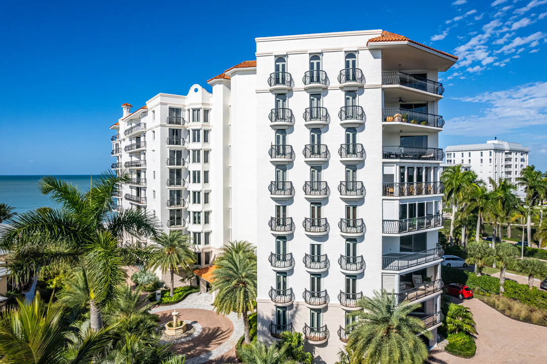 Via Delfino Condominium in Naples, FL - Foto de edificio