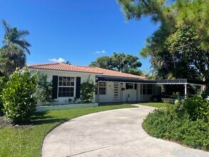 360 Alhambra Pl in West Palm Beach, FL - Building Photo - Building Photo