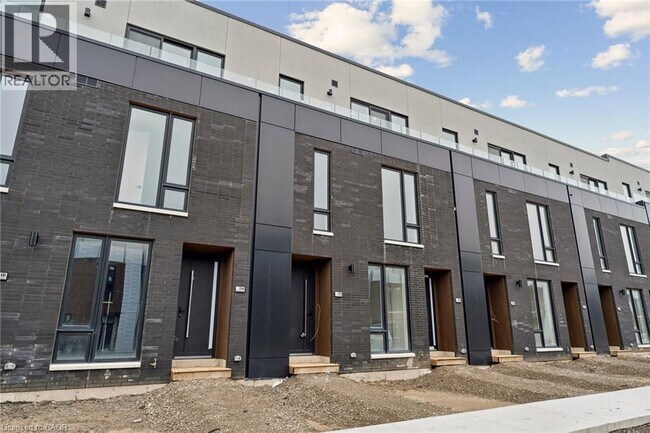 112 EVERETT Cmn in St Catharines, ON - Building Photo - Building Photo