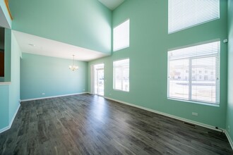 1689 Fredericksburg Ln in Aurora, IL - Building Photo - Building Photo