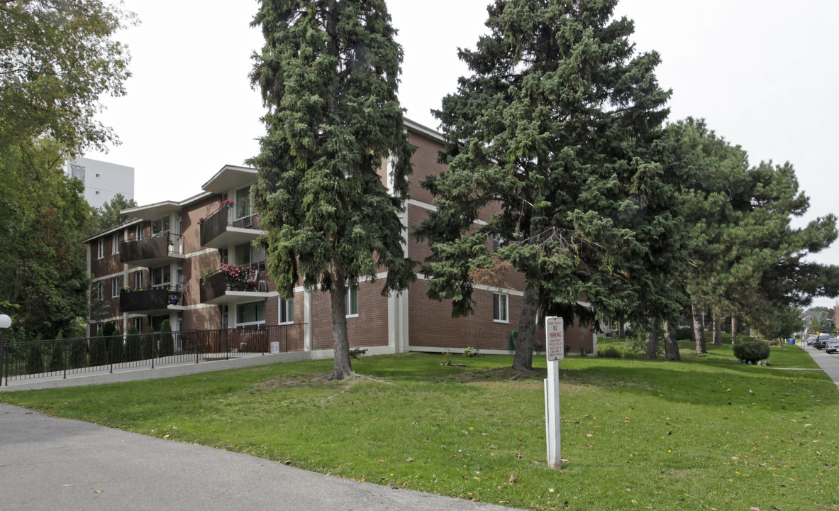 Green Meadows Apartments in Toronto, ON - Building Photo