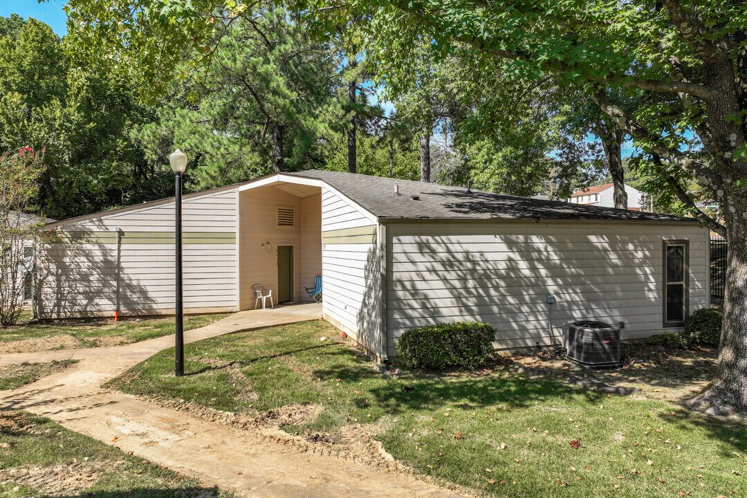 Wesley Highland Meadows in Memphis, TN - Building Photo