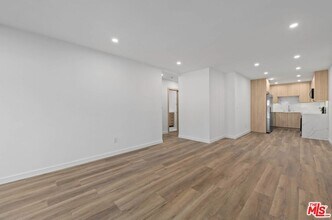 2449 Beachwood Dr in Los Angeles, CA - Foto de edificio - Building Photo