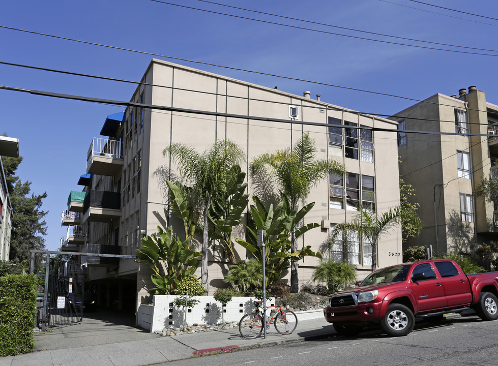 Harrison Manor in Oakland, CA - Building Photo