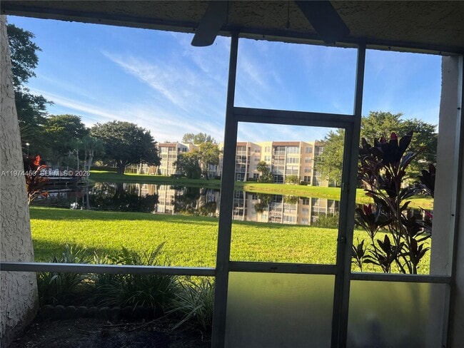 9311 Orange Grove Dr in Davie, FL - Building Photo - Building Photo