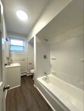 22 Johnson St, Unit #2F in Pawtucket, RI - Foto de edificio - Building Photo