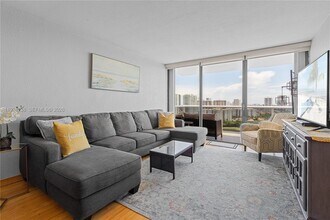 3675 N Country Club Dr in Aventura, FL - Foto de edificio - Building Photo