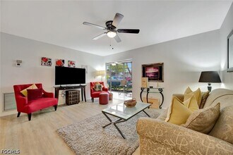 8110 S Woods Cir in Ft. Myers, FL - Building Photo - Building Photo