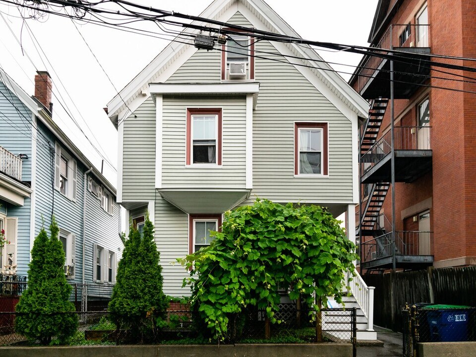 9 Kingman Rd in Somerville, MA - Building Photo