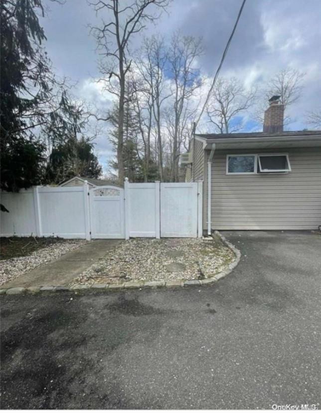 20 Wellington Rd in Middle Island, NY - Building Photo - Building Photo
