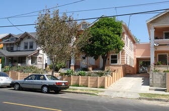 2655 San Marino St in Los Angeles, CA - Foto de edificio - Building Photo