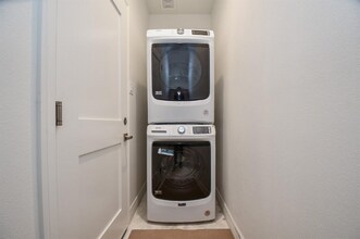 5262 Ella Blvd in Houston, TX - Building Photo - Building Photo