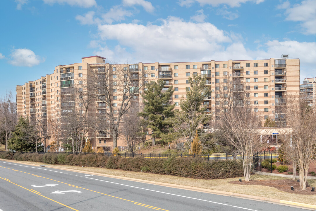 The Rotonda in McLean, VA - Building Photo