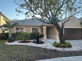 4192 Laurel Ridge Cir in Weston, FL - Building Photo