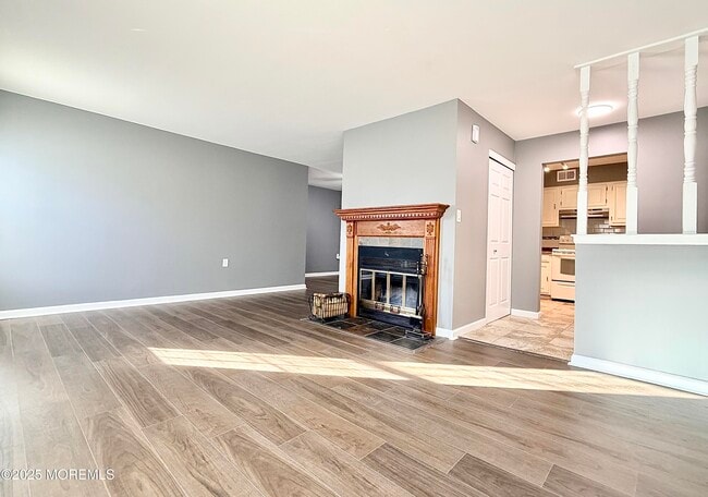 304 Wellington Pl in Matawan, NJ - Foto de edificio - Building Photo