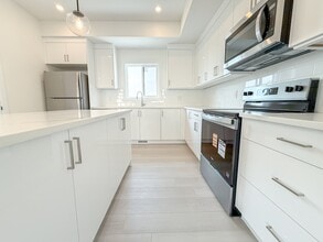 275 Sage Hill Cir NW in Calgary, AB - Building Photo - Building Photo