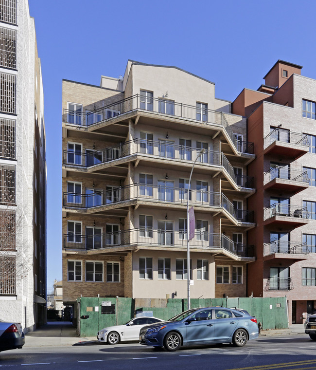 2481 Ocean Ave in Brooklyn, NY - Foto de edificio - Building Photo