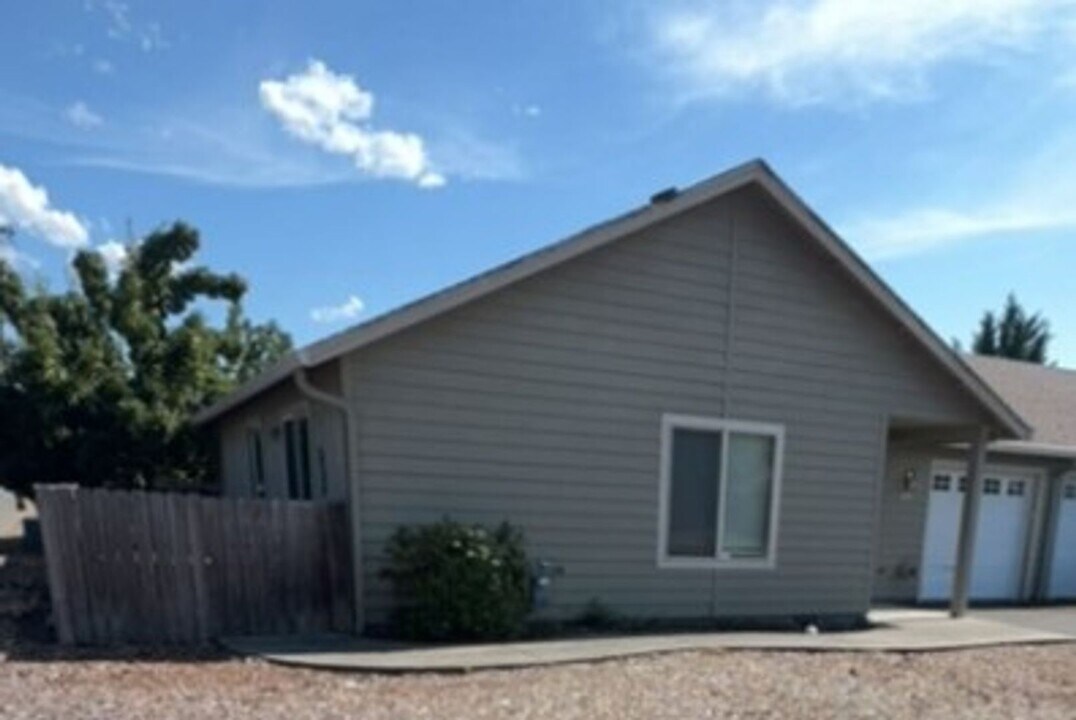 403 Marion Ln in Grants Pass, OR - Building Photo