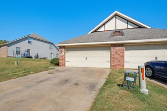207 S Woodsprings Dr in Fayetteville, AR - Building Photo - Building Photo