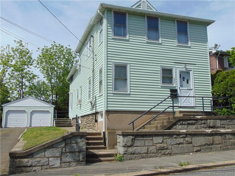 894 Highland Ave in Waterbury, CT - Building Photo