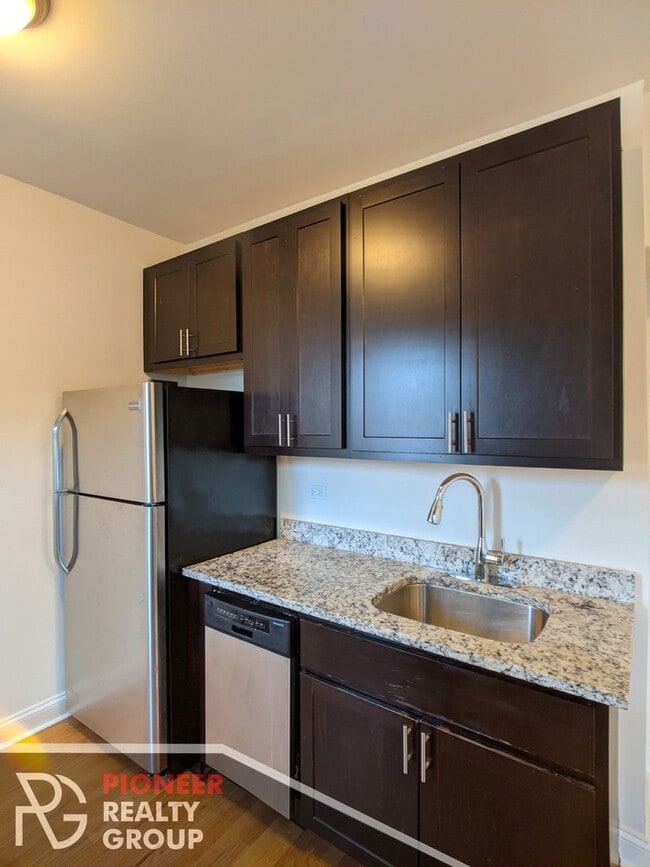 4038 N Ashland Ave, Unit 2 in Chicago, IL - Foto de edificio - Building Photo