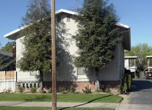 Yosemite Townhomes in Fresno, CA - Building Photo - Building Photo