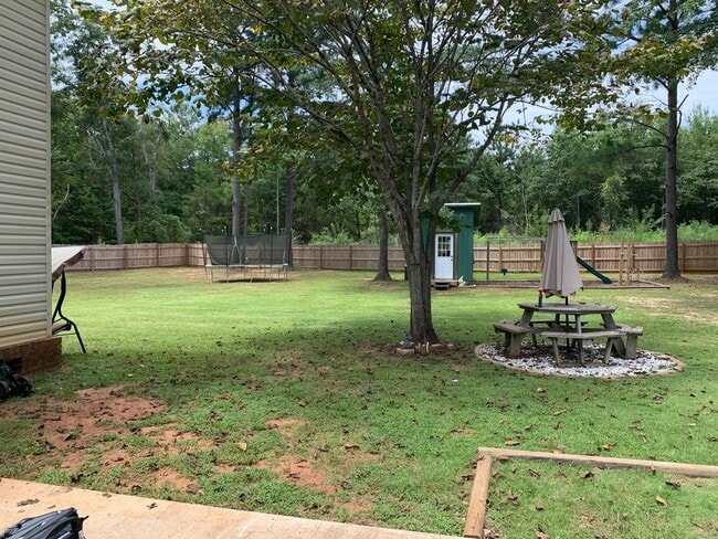 Cute 3 Bedroom Home on over an Acre in Ope in Opelika, AL - Building Photo - Building Photo