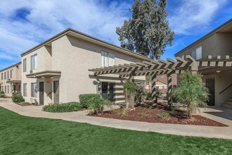 The Courtyards in El Cajon, CA - Foto de edificio - Building Photo