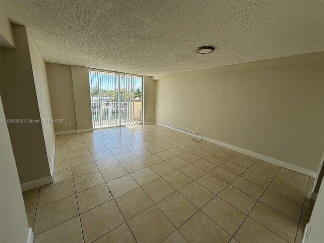 2000 NE 135th St in North Miami, FL - Building Photo - Building Photo