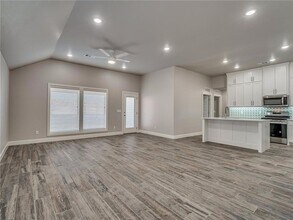 990 Tim Holt Dr in Harrah, OK - Foto de edificio - Building Photo