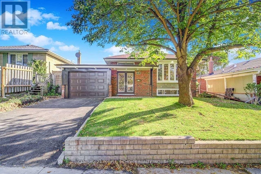 25 Kencliff Crescent in Toronto, ON - Building Photo